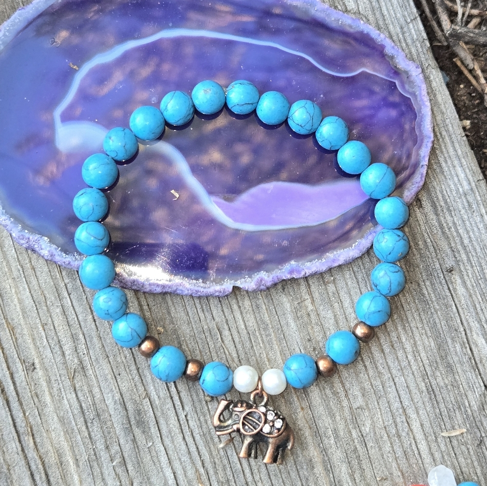 Reconstituted Turquoise Bracelet with elephant charm Stretchy - Picture 3 of 3